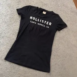 Classic navy blue t shirt with Hollister branding. Very nice soft material. An essential for that 2000s look! 