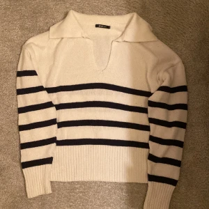 Stickad tröja  - Säljer en randig stickad tröja från Gina Tricot i storlek M men skulle säga att den passar S också. Köpte den för 400kr så säljer den för 250kr för den är endast använd 3 gånger och i väldigt fint skick💓