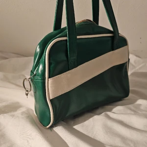 Retro handväska  - Säljer denna söta väska då den inte används. Den är i toppskick bara använd ett fåtal gånger, pris går att diskutera 💕