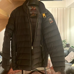 Parajumper jacka.  - Hej! Säljer min parajumper jacka! Skicket är 9/10 med inga vidare skador. Självklart äkta. Strorleken är y-m men sitter definitivt som Small. Kan skicka längd och vikt mått så man kan gemföra. Är det något mer är det bara att föra av sig! //o 