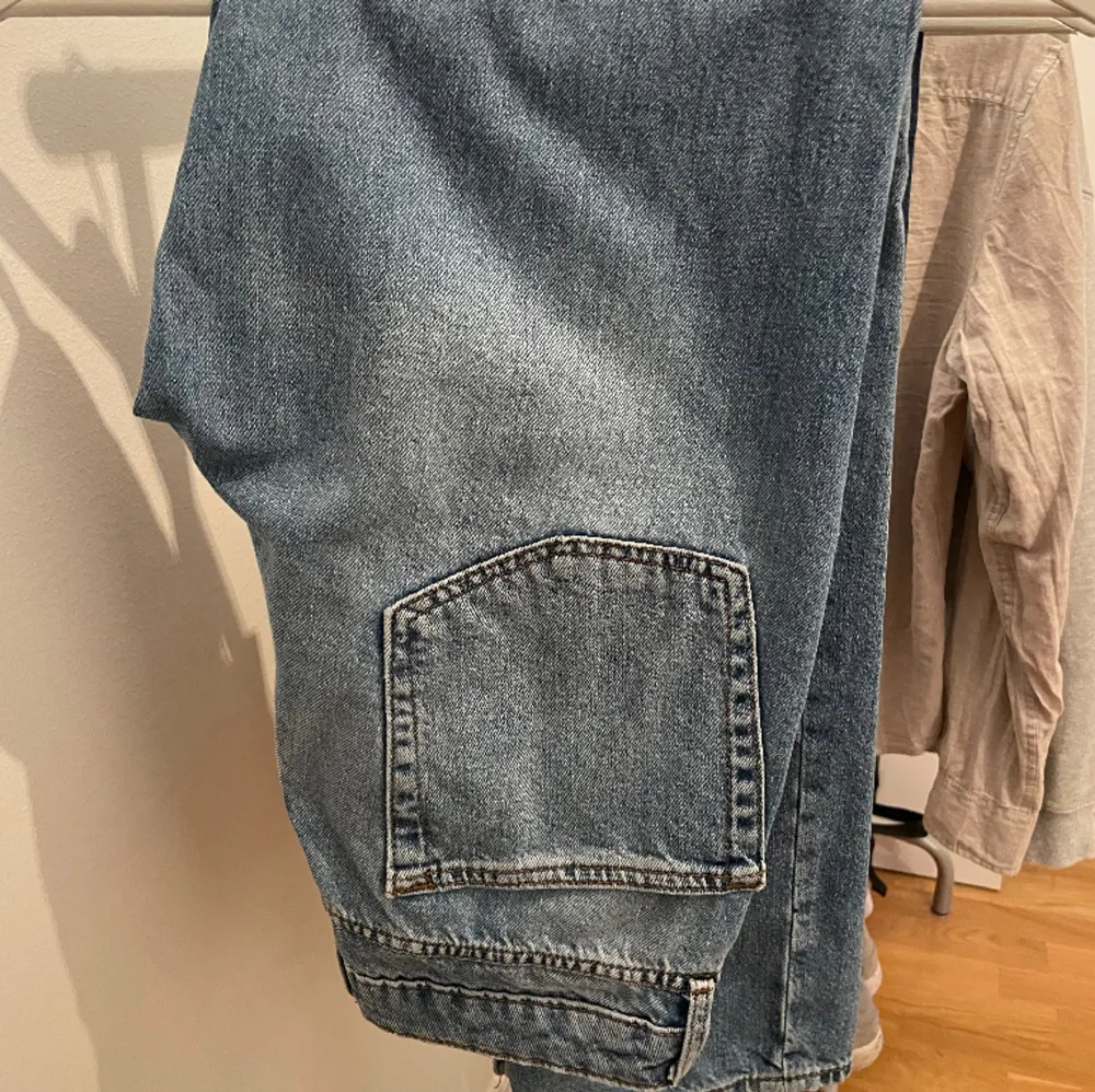 Riktigt snygga raka jeans från asos i mycket bra skick. Använda sparsamt och ganska få gånger. Storlek W30 L30. Jeans & Byxor.