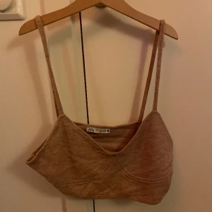 Topp - Gullig crop topp från Zara köpt något år sedan men kommer inte till användning längre❤️ banden är lite långa men går bra att knyta upp