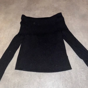 svart offshoulder  - säljer denna offshoulder tröjan pga minskad användning, använd ett par fåtaliga gånger🥰