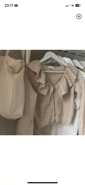 super söt kofta - säljer denna super söta stickade koftan från Hm! bilderna är lånade av en super söt tjej på plick, då jag inte har egna. hör av dig för egna bilder! koftan har tyvärr aldrig kommit till användning 