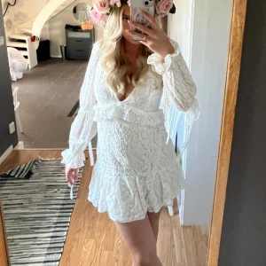 Studentklänning  - Säljer en klänning som passar perfekt till studenten. Storlek 38 men sitter mer som en 36! 