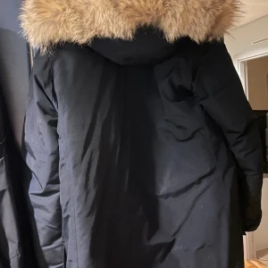 Vinterjacka WOOLRICH  - En marinblå woolrich men en fin päls. Använd i en vinter.