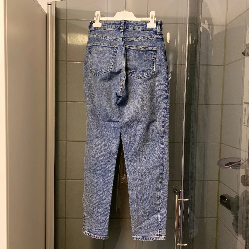 Ett par jeans från H&M i storlek 34. Jeans & Byxor.