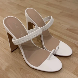 Snygga helt oanvända vita kalcksr - Helt nya och oanvända vita klackar från luxe to kill!