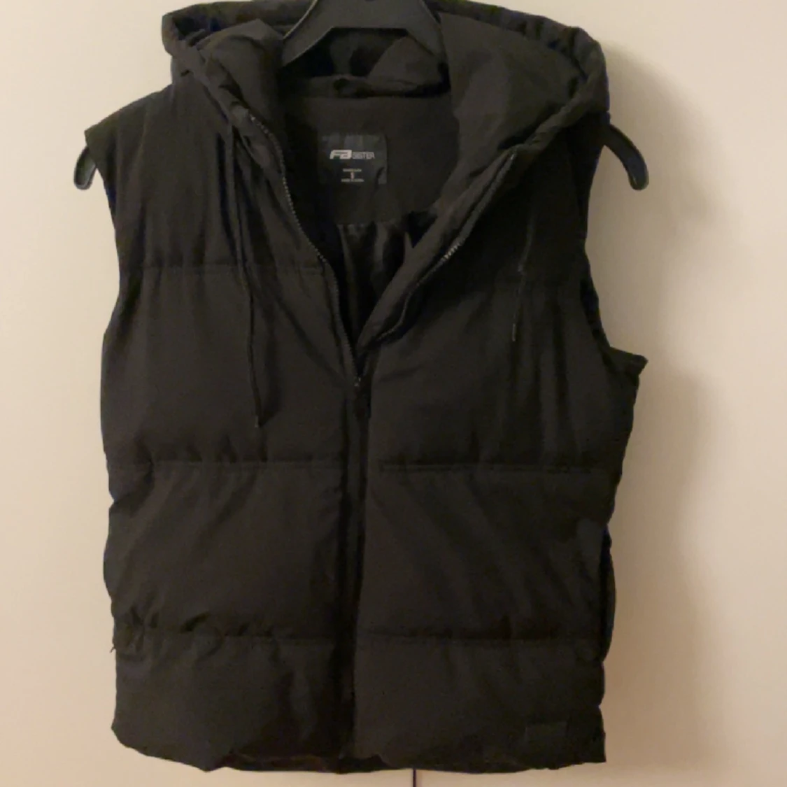 Svart väst med luva