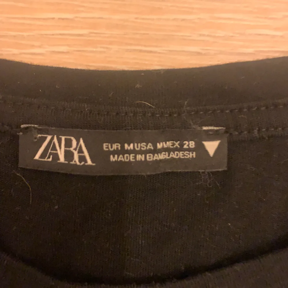 Svart magtröja T-shirt från zara. T-shirts.