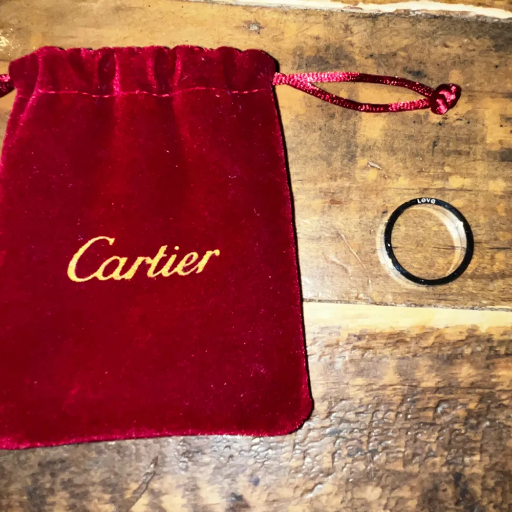 Hej! Säljer nu min Cartier ring då jag inte använder den längre. Ringen är använd ett par gånger och är i bra skick utan repor eller skador. För frågor och eventuellt intresse skriv gärna! Jag möter upp eller fraktar dustbagen medföljer😁. Accessoarer.