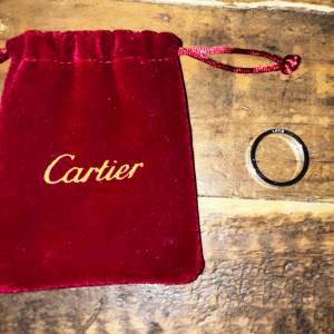 Hej! Säljer nu min Cartier ring då jag inte använder den längre. Ringen är använd ett par gånger och är i bra skick utan repor eller skador. För frågor och eventuellt intresse skriv gärna! Jag möter upp eller fraktar dustbagen medföljer😁
