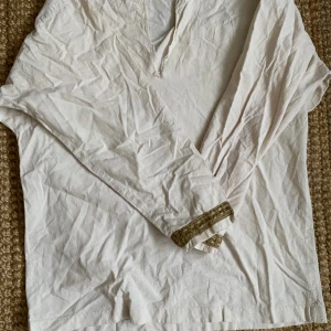 Episk medeltida tunika - Synnerligen fantastiskt tunika. Medeltidcore, rykten säger att den kan ha tillhört herr Atterdag själv. Jag skulle nog inte tro på dessa rykten.