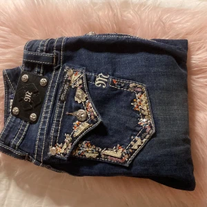 Miss me jeans - Super söta jeans från miss me Jag har endast använt en gång Står skinny men tycker dem är ganska straight säljer då de var lite stora på mig!💓