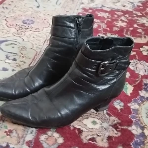 Supersköna skor! - Lite Vixen/Great White inspirerade skor! Ungefär 38 i storlek, asså dessa är nog dem skönaste skorna jag någonsin haft på mej! Säljer dem eftersom att jag föredrar lite andra modeller, frakt, gratis! :)