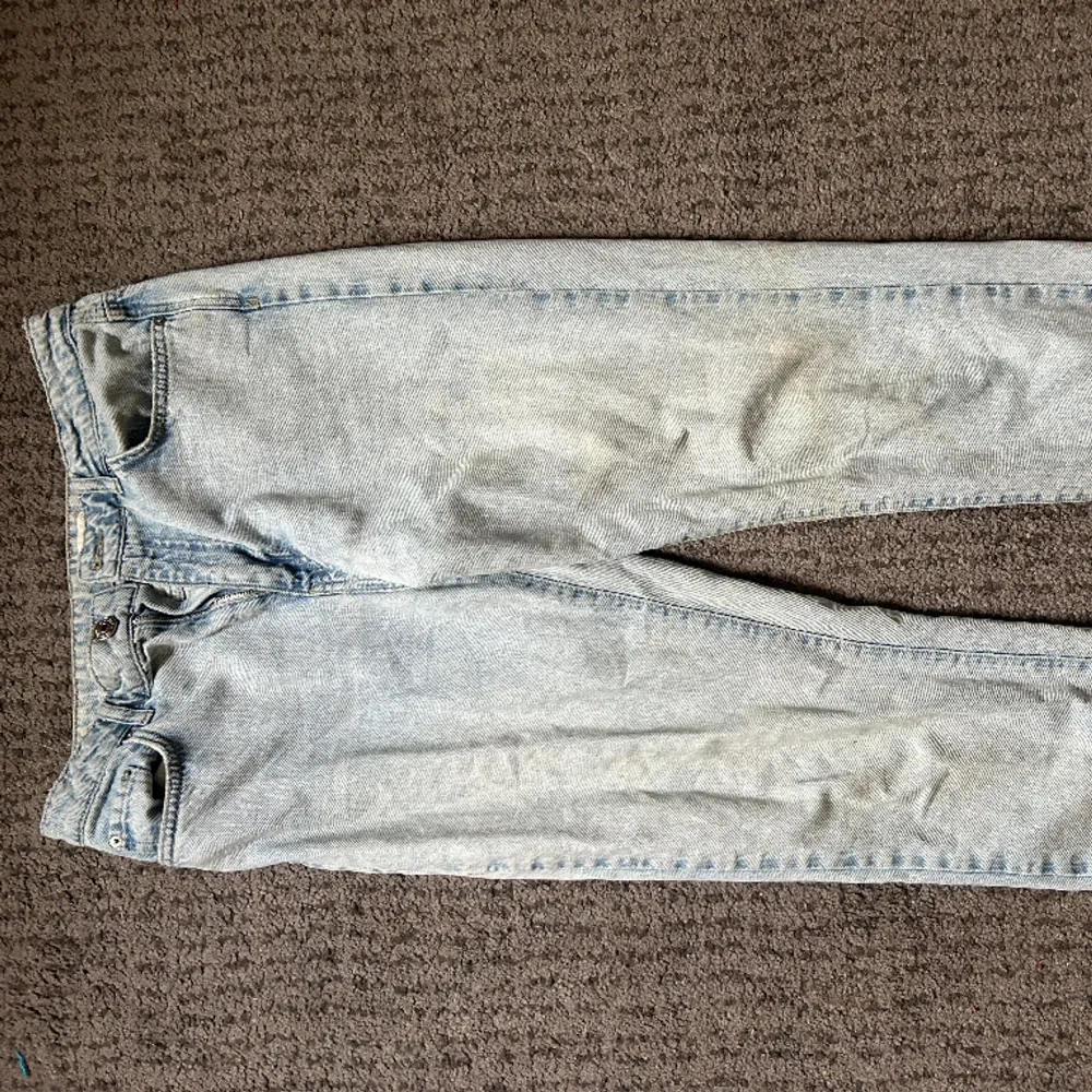 Raka Ljusblåa jeans från Gina Tricot i storlek 42. Använt skick . Jeans & Byxor.