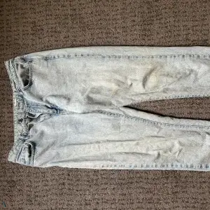 Raka Ljusblåa jeans från Gina Tricot i storlek 42. Använt skick 