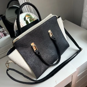 Handväska - Snygg väska som bara stått och skräpat i min garderob. Köpt i London, vet inte vilken butik. 