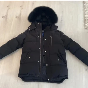 Mosse Knuckles  - Använd i 1-2 månader. Inget fel på jackan är i ny skick. Köpt på NK. Priset kan diskuteras, hör av dom om du har frågor kvitto finns 