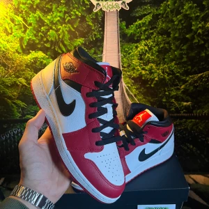 Air Jordan 1 Mid ‘Chicago 2020’ 🚒 - Air Jordan 1 Mid ‘Chicago 2020’ 🚒  Storlek:  -38.5  Pris: 1899kr