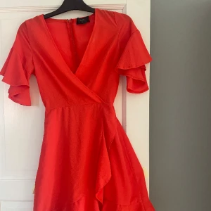Röd vacker klänning - Strl. 6 (S/M)   För stor för mig i storleken, är själv 169cm och väger 55.5kg och har strl XS/S med ganska små bröst därav klänningen passar inte och säljs. 