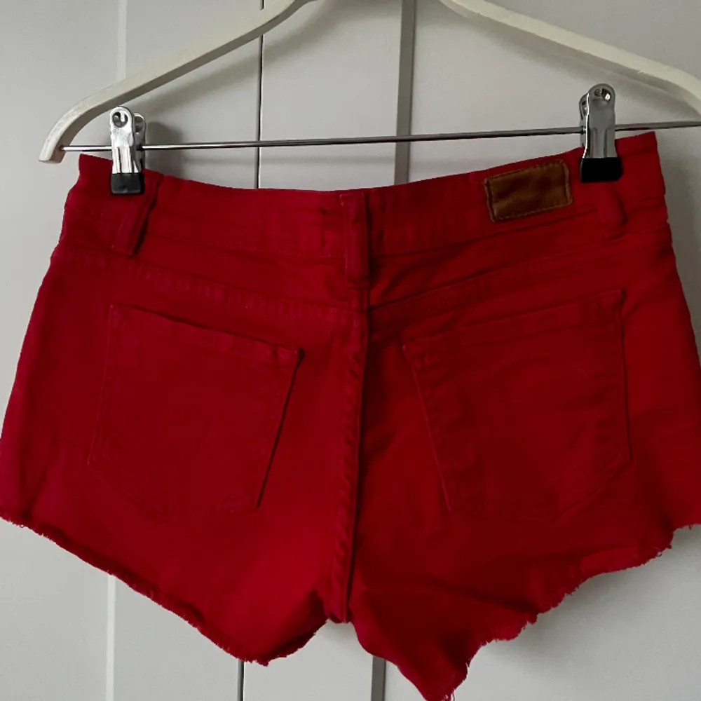 Superfina röda lågmidjade shorts! Säljer då dom tyvärr blivit för små för mig! . Shorts.