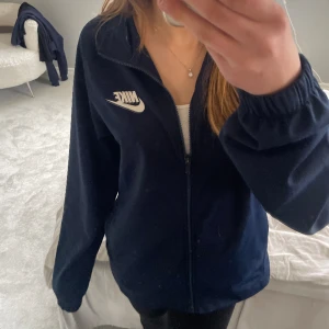 Nike tröja  - Nike zip tröja i storlek M💕 Nästan som tränibgsmaterial, bra skcik!💕 Bara att skriva vid funderingar