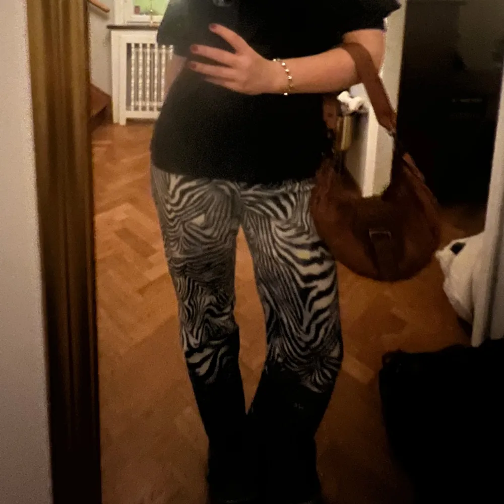 Säljer dess as coola zebra jeans som jag älskar. Säljer endast vid bra pris.. Jeans & Byxor.