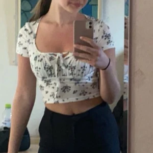 Blommig tröja - Fin blommig tröja som är använd vid ett fåtal tillfällen💖 skriv för fler bilder eller information🫶