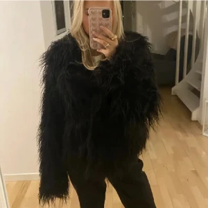 Svart pälsjacka - Säljer min superfina pälsjacka ifrån nelly!!✨ Super snygg och passar verkligen till allt, inte supertjoxk så funkar även bra till våren, köpt för nån månad sen, använd några gånger men inget som syns, funkar lika bra stängd som öppen!!🤎🤎