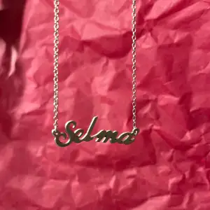 Säljer mitt halsband med namnet Selma, använt rätt mycket men väldigt fint skick🩷