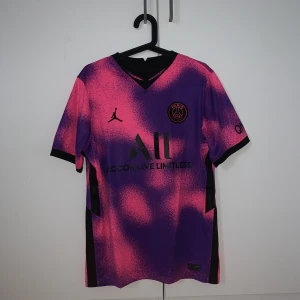 PSG tröja  - PSG tröja i storlek M. Jordan x PSG, fjärdeställ säsongen 20/21. Nyskick, tröjan har inte kommit till användning mer än 1 gång. Självklart är tröjan autentisk.