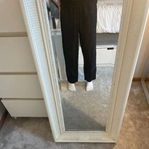 Svarta linnebyxor - Jag säljer ett par svarta linnebyxor, använda ett par få gånge, de är i storlek 160/164 men har krympt i tvätten så är lite mindre, du står för frakt!! Det går att buda!!