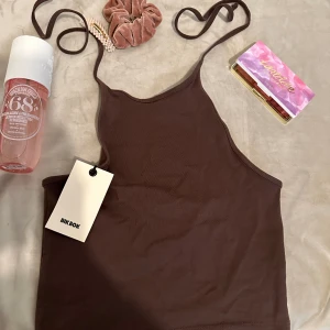 Helt ny topp - Helt ny topp från bikbok med etikett på. Sizen för toppen är XS. Köpt under sommaren från Bikbok för 129 Kr och säljer den för 49 kr. 