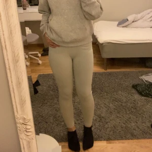 Tränings tights  - Träning tights som jag köpt på stadium som jag använt 1 gång men jag gillar inte beige tränings byxor så säljer dessa nu💗