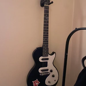 Elgitarr  - Elgitarr!  idén om att börja spela, men har inte blivit så, därav säljer jag den!! Köpte den för 2500 men säljer nu för 1500 den är i helt nyskick. Med köpet får man både en mini förstärkare, vägg hängare till gitarren och stämmaskin. Möts bara upp