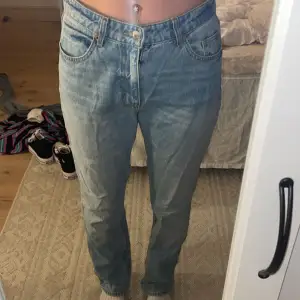 Fina ljusa jeans från HM, sparsamt använda då de har blivit förstora för mig 🌸 strl 38 