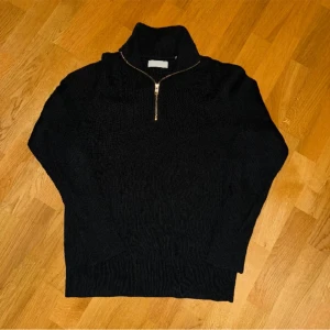 Jack & Jones half zip - Snygg Jack & Jones half zip i skick 10/10 knappt använd och köpt för 799