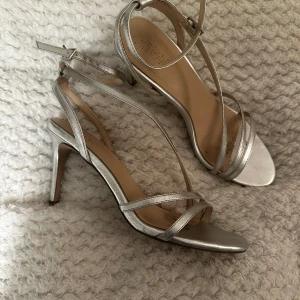 klackskor  - silvriga klackskor/sandaletter i storlek 40