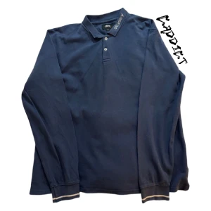 Stussy shirt - - En Stussy tröja i färgen mörkblå - Storleken är Large - Tveka inte att ställa frågor om plagget 