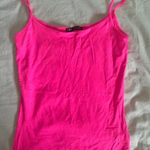 Ett neonrosa linne köpt på Zara - Ett fint linne köpt på Zara och enbart använd ett fåtal gånger. Jättefint nu till våren och sommaren!