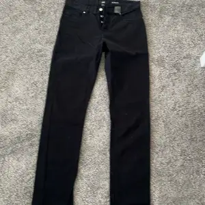 Svarta jeans från H&M, slim fit, stretch. Mycket gott skick 