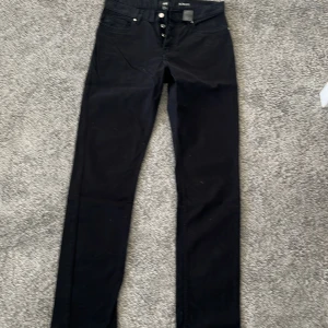 Svarta jeans - Svarta jeans från H&M, slim fit, stretch. Mycket gott skick 