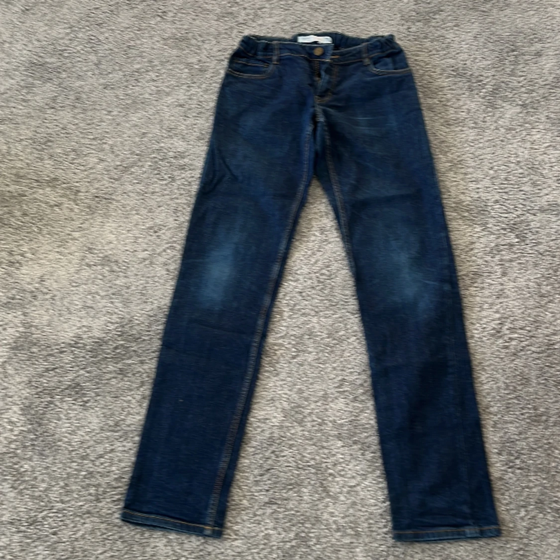 Mörkblå jeans