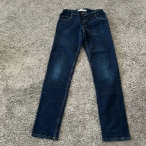 Mörkblå jeans - Mörkblå denimjeans, Detroit, stretch. Mycket gott skick.