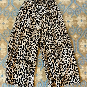 Leopardmönstrade byxor - Jättesköna, stretchiga byxor med hög midja och i en lite kortare modell. Perfekt på våren/sommaren! Strl S/M, funkar på många kroppar pga resor i midjan! 