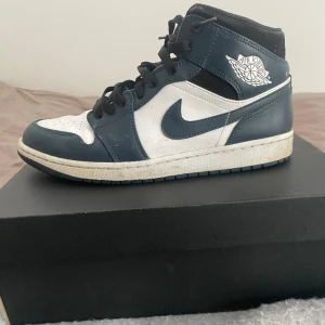 Nike Jordan mid  - Väl använda.  Saknar tyvärr sula pris kan diskuteras. 