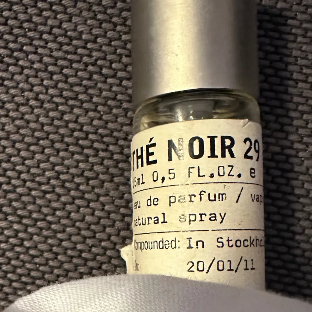 Peeled the label to check how much is left. 45% of a 15ml bottle. Atomizer works properly. You can find fragrance notes on Google. Originally 920 kr + frakt. Smoke and pet free storage space. No other flaws to note. Will gladly take more pics.. Övrigt.