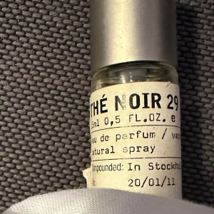 Le Labo Thé Noir Parfym 29 40% av 15ml - Peeled the label to check how much is left. 45% of a 15ml bottle. Atomizer works properly. You can find fragrance notes on Google. Originally 920 kr + frakt. Smoke and pet free storage space. No other flaws to note. Will gladly take more pics.