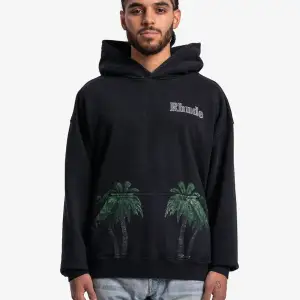 Säljer nu min Rhude Hoodie (Port De Gustavia) 🤩 Strl L men passar riktigt bra på M.  Köpt på NK herrtrend i Göteborg - Juli 2023. Använd fåtal gånger  Har inte kvarkvitto, men orginaltags och prislapp finns 😊